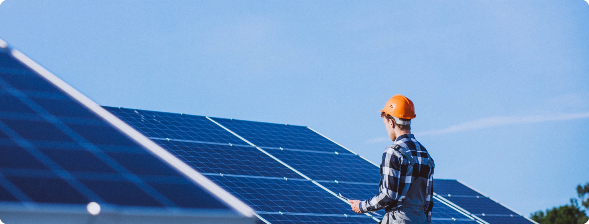 Монтажник ENVIO SOLAR на сонячній станції